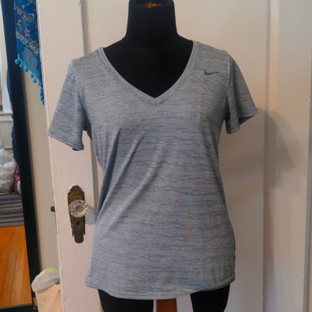 Bundles of 2 ship free Nike dry fit tee like new Small